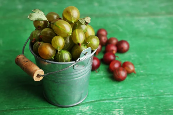 Grosella verde en cubo —  Fotos de Stock