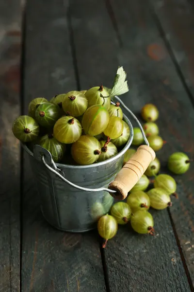 Groselha espinhosa verde em balde — Fotografia de Stock