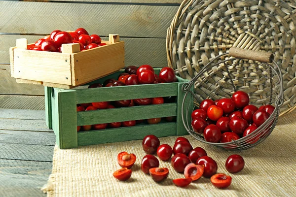 Cerejas doces com folhas verdes — Fotografia de Stock