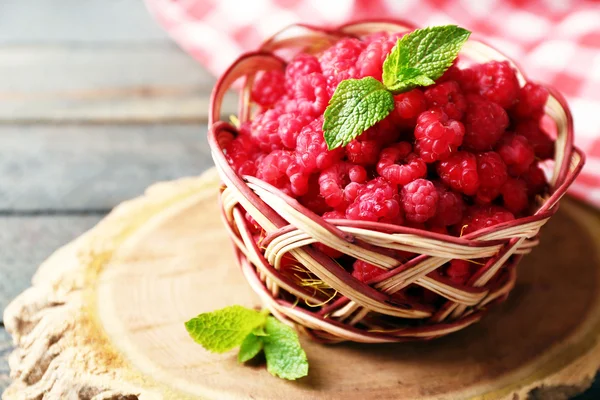 Sweet raspberries in wicker basket — Stock Photo, Image