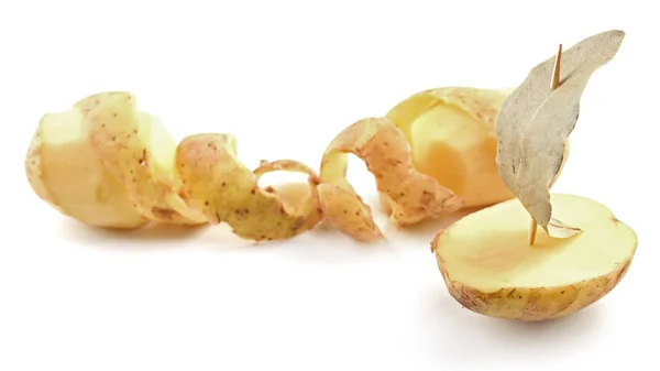 Unga potatis med lagerblad — Stockfoto