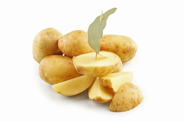 Patatas jóvenes con hoja de laurel — Foto de Stock