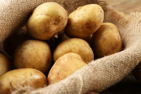 Jonge aardappelen op zak — Stockfoto