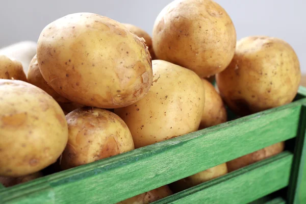 Batatas jovens em caixa — Fotografia de Stock