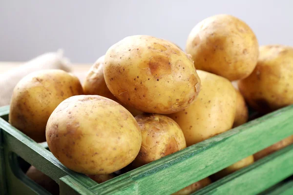 Patatas jóvenes en cajón — Foto de Stock