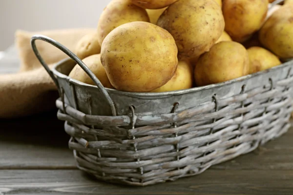Młode ziemniaki w wiklinowym koszu — Zdjęcie stockowe
