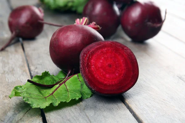 Young beets with leaves on wooden table close up — Stock Photo, Image