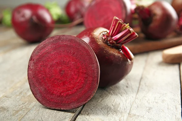 Young beets on wooden table close up — Stock Photo, Image