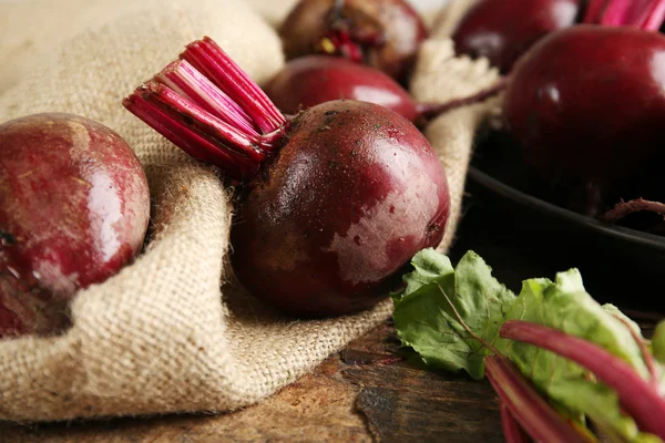 Unga rödbetor med blad på träbord nära håll — Stockfoto