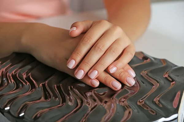 Las manos de mujer con manicura francesa — Foto de Stock