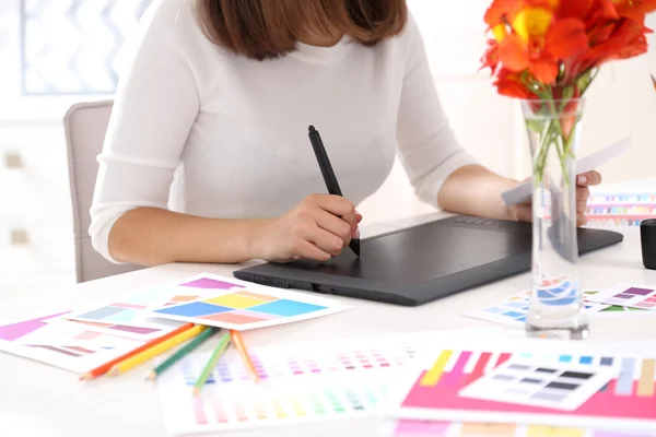 Artist drawing on graphic tablet — Stock Photo, Image