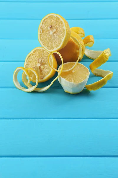 Ripe lemons on wooden table — Stock Photo, Image