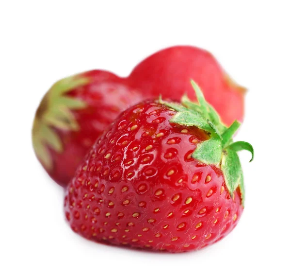 Frische Erdbeeren isoliert auf weiß — Stockfoto