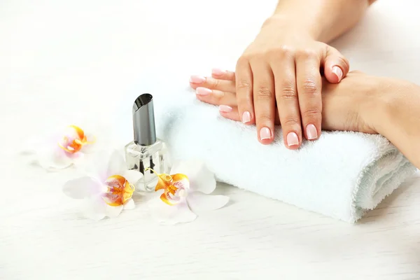 Manos con manicura francesa — Foto de Stock