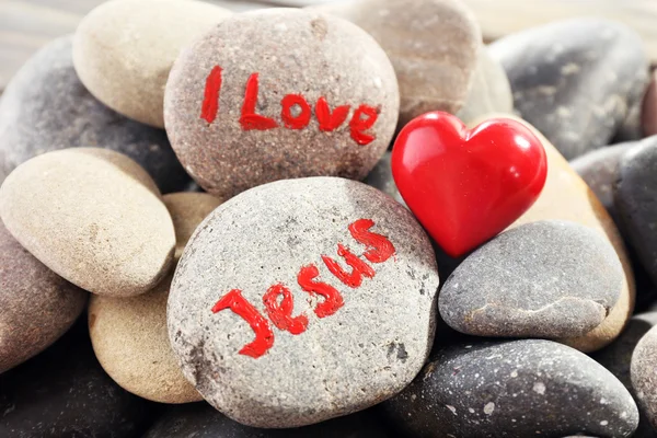 Pebbles com inscrição Eu amo Jesus — Fotografia de Stock