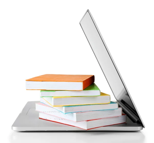 Bücherstapel mit Laptop — Stockfoto