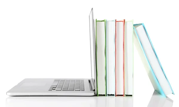 Bücherstapel mit Laptop — Stockfoto