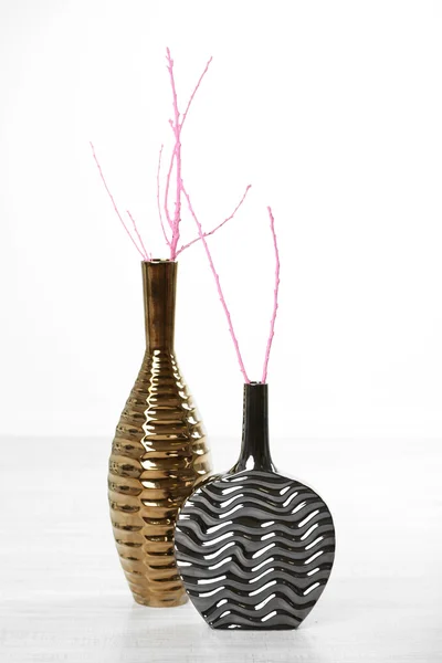 Moderne Vasen auf dem Boden im Zimmer — Stockfoto