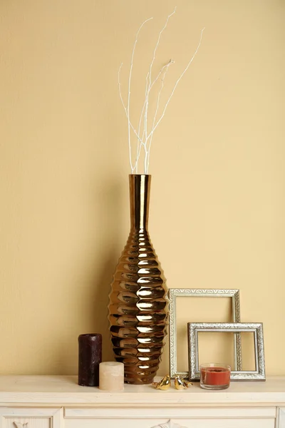 Vase moderne avec décor sur cheminée dans la chambre — Photo