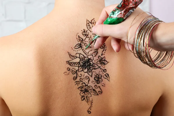 Processus d'application de Mehendi — Photo