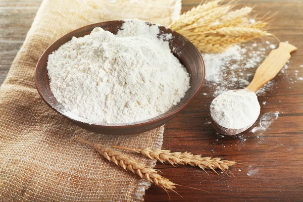 Tigela de farinha integral com espigas de trigo — Fotografia de Stock