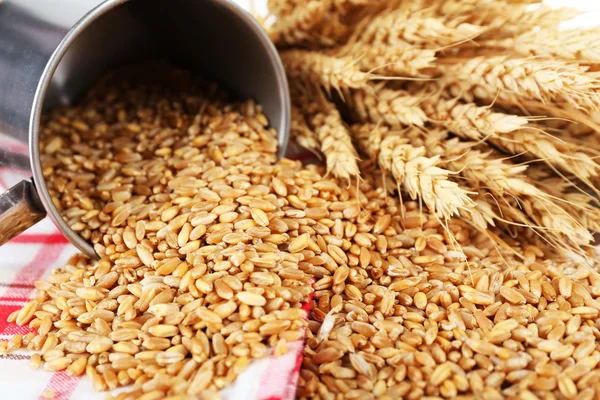 Coppa di chicchi di grano su tovagliolo, primo piano — Foto Stock