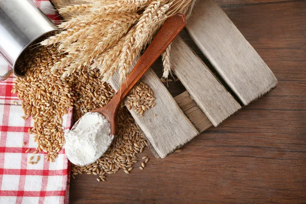 Mąki i ziarna na drewnianym stole, widok z góry — Zdjęcie stockowe