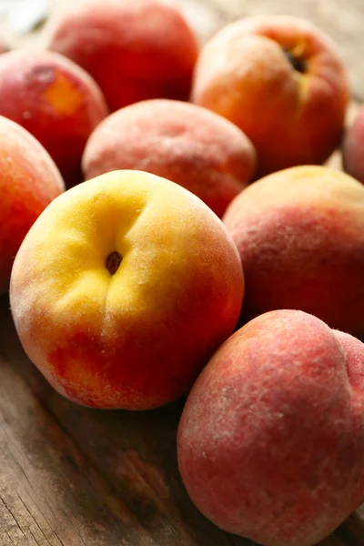 Ripe peaches on wooden background — Stock Photo, Image