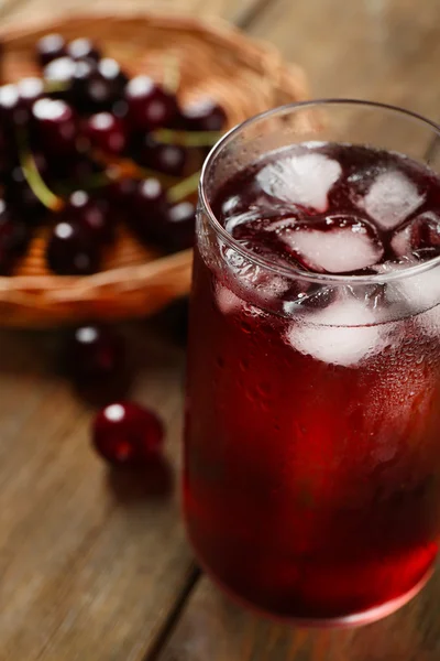 Vaso de jugo de cereza — Foto de Stock