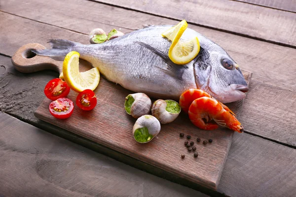 Dorado fish and other ingredients — Stock Photo, Image