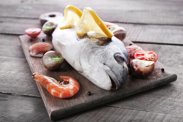 Dorado fisk och andra ingredienser — Stockfoto