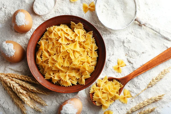 Preparazione della pasta con farina bianca — Foto Stock