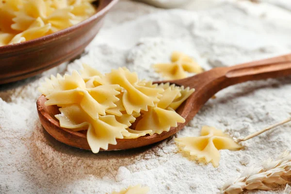 Förbereda pasta med vitt mjöl — Stockfoto