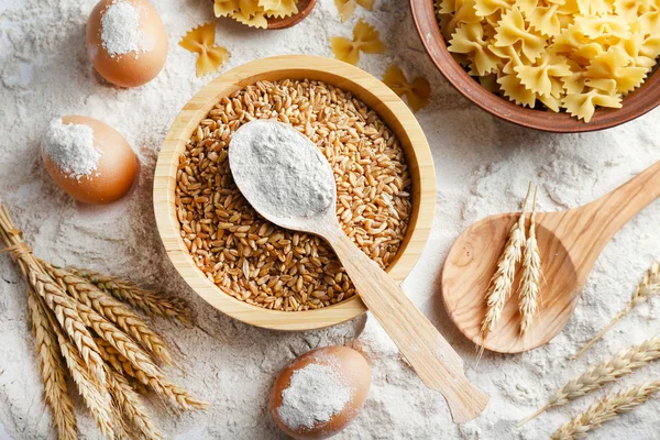 Preparação de massas com farinha branca — Fotografia de Stock