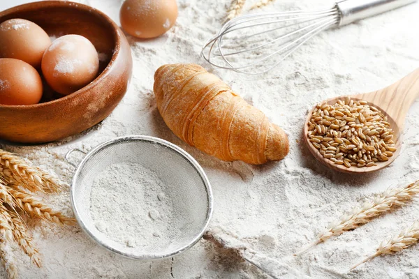 Preparación de croissant sobre harina blanca —  Fotos de Stock