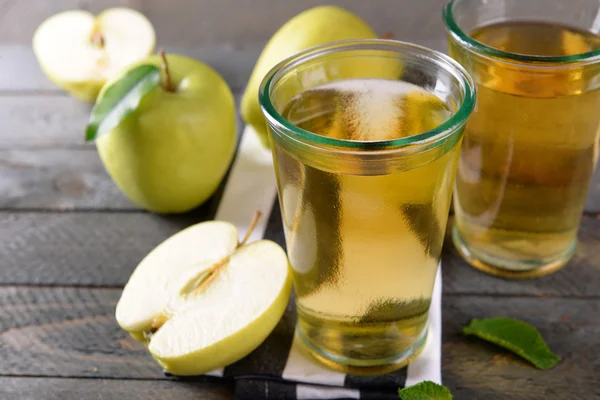 Bicchieri di succo di mela — Foto Stock