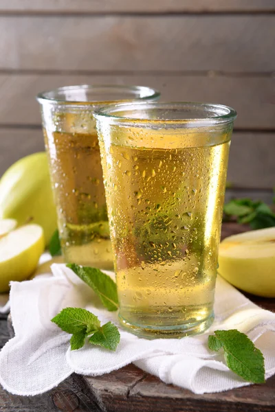 Vasos de jugo de manzana —  Fotos de Stock