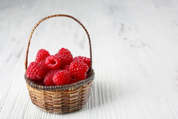 Fresh red raspberries — Stock Photo, Image