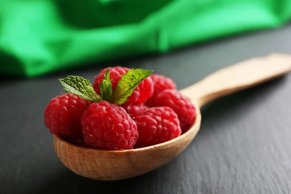 Frische rote Himbeeren — Stockfoto