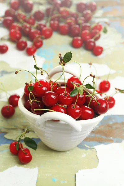 Cerejas frescas em mesa de madeira rachada — Fotografia de Stock