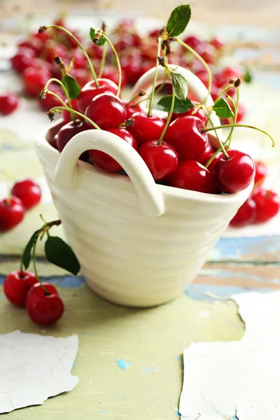 Fresh cherries on cracked wooden table — Stock Photo, Image