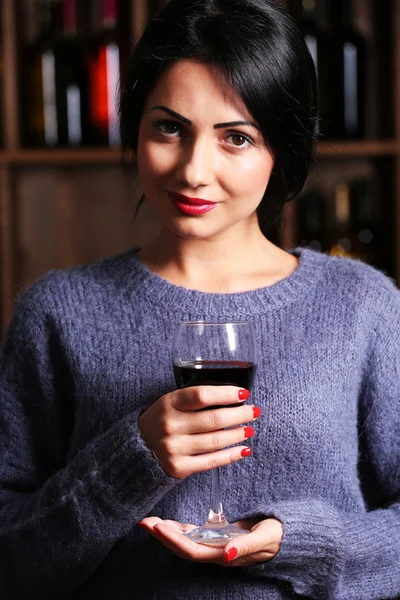 Mujer joven y bonita con vino —  Fotos de Stock