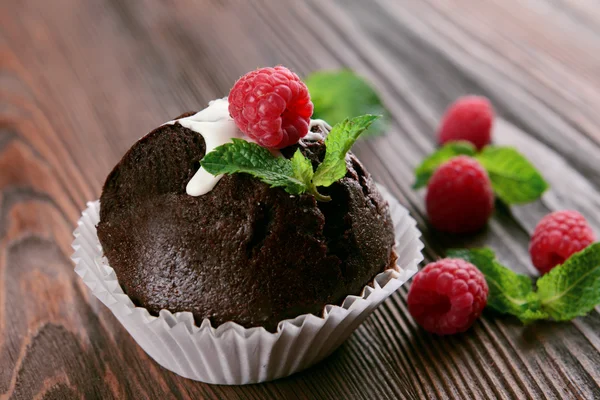 Schokolade Cupcake mit Beeren — Stockfoto