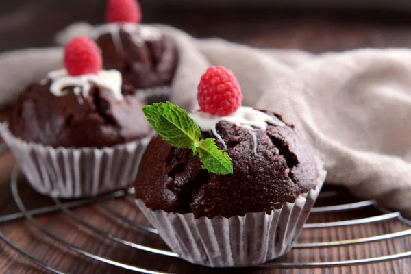 Heerlijke chocolade cupcakes met bessen — Stockfoto