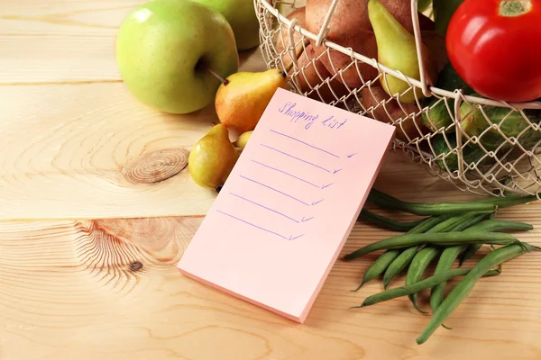 Groenten en fruit met het winkelen lijst — Stockfoto