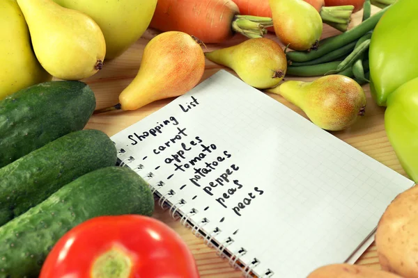 Frutas y verduras con lista de la compra — Foto de Stock