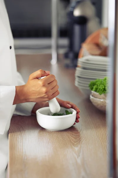 Hände mit Mörser mit Kräutern kochen — Stockfoto