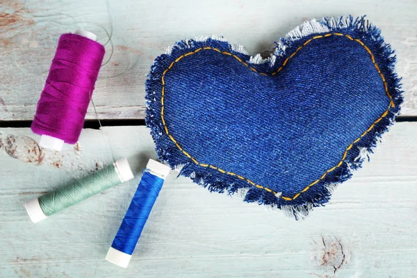 Cuore e filo di denim — Foto Stock