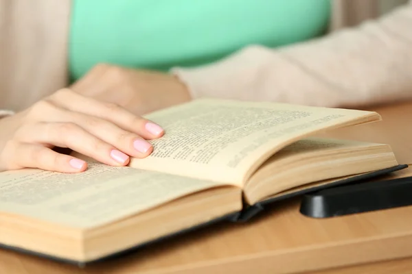 Student reading book — Stock Photo, Image