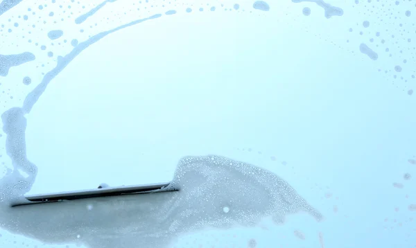 Моющее окно с мылом — стоковое фото
